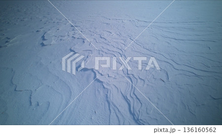 雪面に描かれた風の通り道 136160562