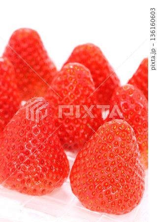 紅ほっぺ　イチゴ　デザート　明るい背景 136160603