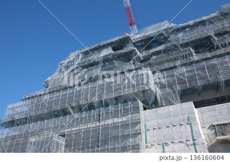 大規模建築工事／仮設足場とタワークレーン 136160604