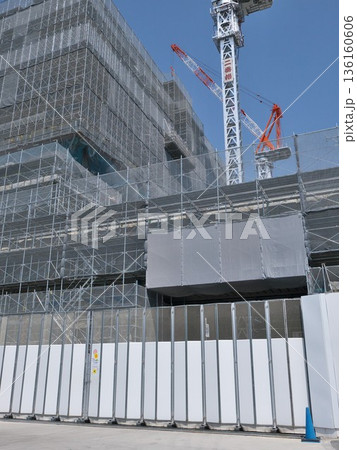 大規模建築工事／仮設足場とタワークレーン・工事ゲート 136160606