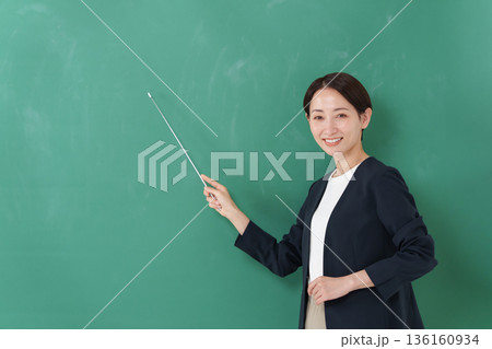 女性 教師 笑顔 女性 教師 笑顔 136160934