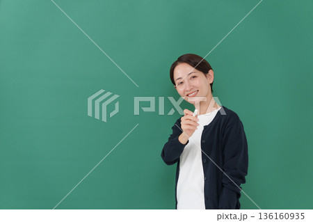 女性 教師 笑顔 女性 教師 笑顔 136160935
