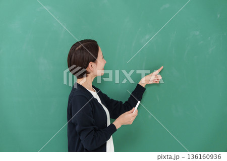 女性 教師 笑顔 女性 教師 笑顔 136160936