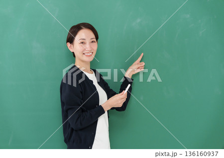 女性 教師 笑顔 女性 教師 笑顔 136160937