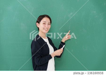 女性　教師　笑顔 136160938