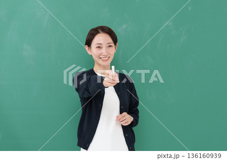 女性 教師 笑顔 女性 教師 笑顔 136160939