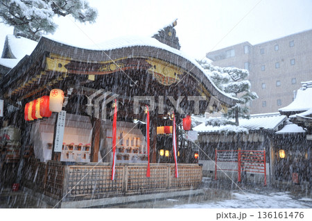京都ゑびす神社の雪 136161476