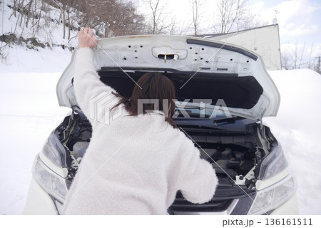 車のボンネットを開ける女性(後ろ姿) 136161511