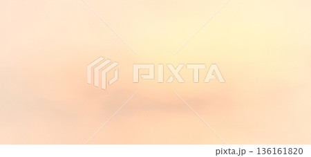 夕暮れの淡いオレンジ色の空だけの風景 夕暮れの淡いオレンジ色の空だけの風景 136161820