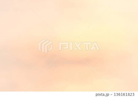 夕暮れの淡いオレンジ色の空だけの風景 夕暮れの淡いオレンジ色の空だけの風景 136161823