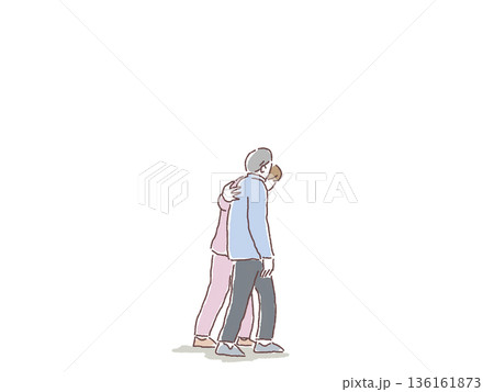 高齢男性に寄り添って歩く女性 136161873