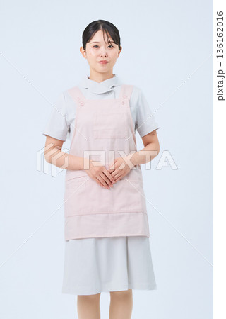 白衣とエプロンを着た若い女性 136162016