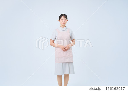 白衣とエプロンを着た若い女性 136162017