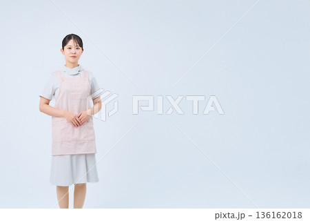 白衣とエプロンを着た若い女性 136162018