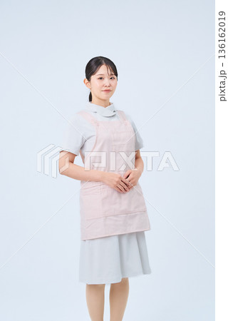 白衣とエプロンを着た若い女性 136162019