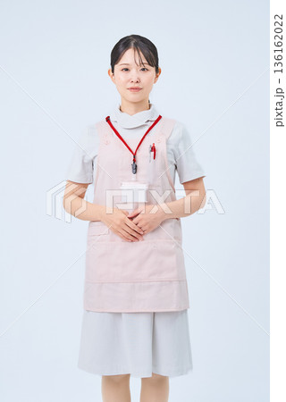 白衣とエプロンを着た若い女性 白衣とエプロンを着た若い女性 136162022