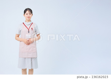 白衣とエプロンを着た若い女性 白衣とエプロンを着た若い女性 136162023