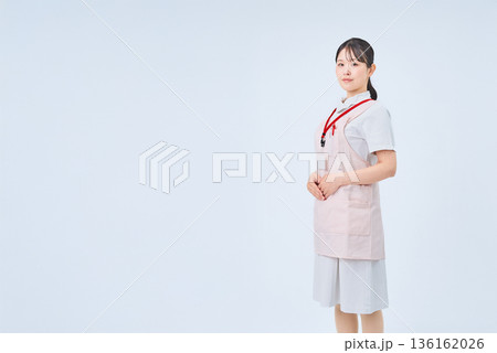 白衣とエプロンを着た若い女性 白衣とエプロンを着た若い女性 136162026