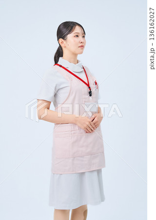 白衣とエプロンを着た若い女性 白衣とエプロンを着た若い女性 136162027