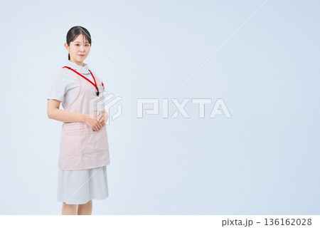 白衣とエプロンを着た若い女性 白衣とエプロンを着た若い女性 136162028