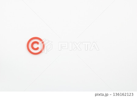 著作権を守る権利を象徴する赤いマークの画像 著作権を守る権利を象徴する赤いマークの画像 136162123