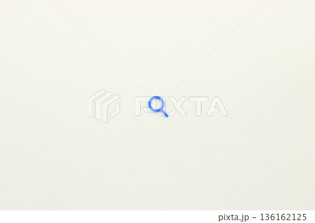 調査を象徴する検索と虫眼鏡のミニチュア 136162125