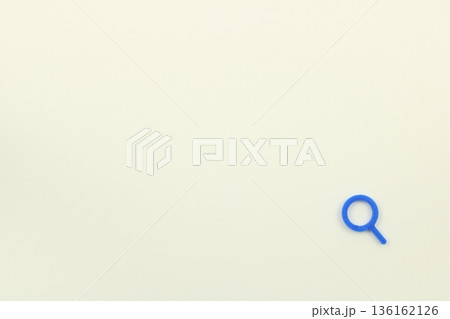 シンプルなデザインの検索と虫眼鏡の置物 136162126