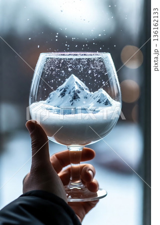 グラスで楽しむ私だけの冬景色 雪山編 136162133