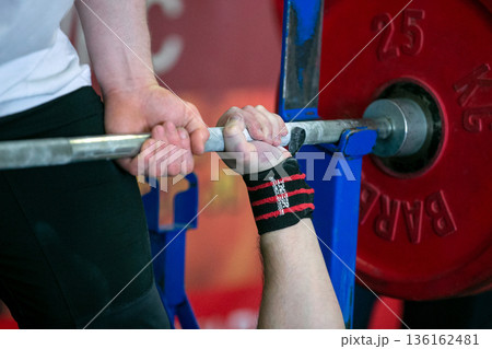 Men bench press Men bench press 136162481