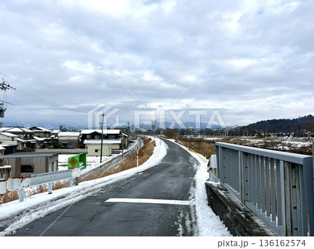 雪の残る町雪が積もった住宅街 136162574