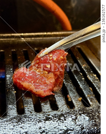 バーベキューで焼いた牛肉のクローズアップ焼肉屋で焼肉 漬け赤身 バーベキューで焼いた牛肉のクローズアップ焼肉屋で焼肉 漬け赤身 136162577