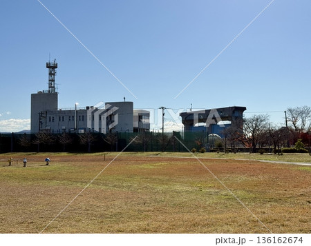 水門とグラウンド 136162674