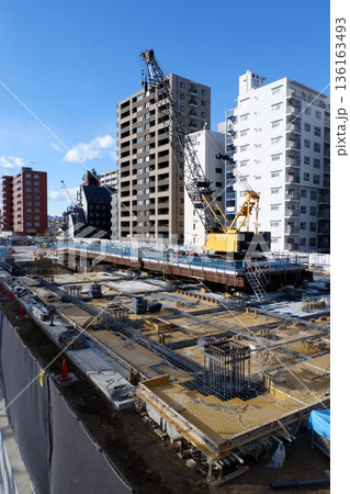 大規模な建設現場 136163493