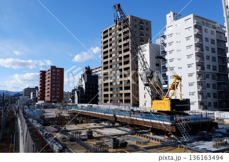 マンションの建設現場 136163494