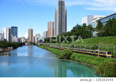 ビル群と外濠沿いを走る中央緩行線の電車 ビル群と外濠沿いを走る中央緩行線の電車 136163544