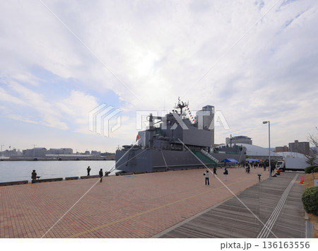 高松港に寄港した自衛隊の輸送艦「にほんばれ」 136163556
