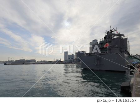 高松港に寄港した自衛隊の輸送艦「にほんばれ」 136163557