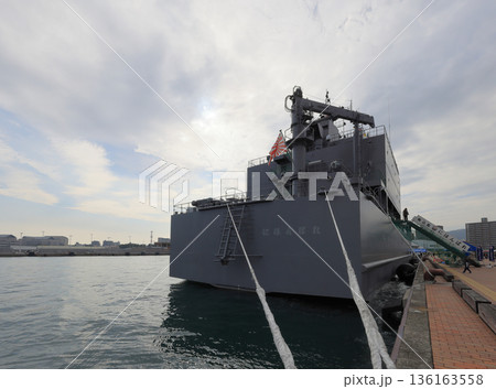高松港に寄港した自衛隊の輸送艦「にほんばれ」 136163558