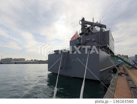 高松港に寄港した自衛隊の輸送艦「にほんばれ」 136163560