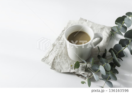 白いマグカップのコーヒーとユーカリ（ミニマル・余白） 136163596
