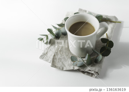 白背景のマグカップコーヒーとユーカリ リネンのあるミニマルなテーブルフォト 白背景のマグカップコーヒーとユーカリ リネンのあるミニマルなテーブルフォト 136163619