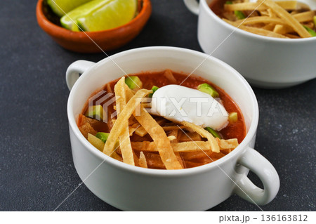 ソパ・デ・トルティージャ（ソパ・アステカ）（メキシコ料理） 136163812