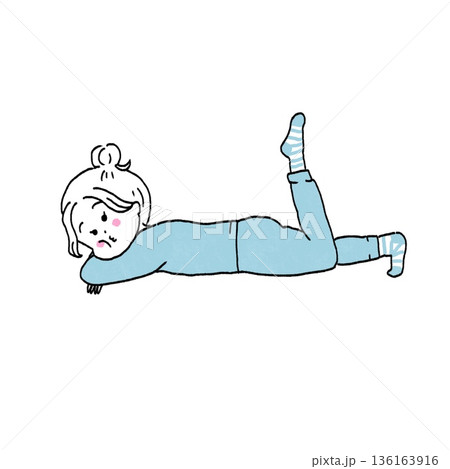 だらだら過ごす女の子のイラスト 136163916