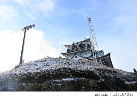 天守閣と晴天の雪景色(小牧山城) 天守閣と晴天の雪景色(小牧山城) 136164019