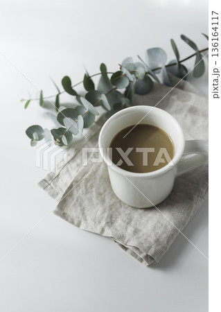 白背景のコーヒーマグとユーカリ 縦構図のミニマルなライフスタイル写真 白背景のコーヒーマグとユーカリ 縦構図のミニマルなライフスタイル写真 136164117