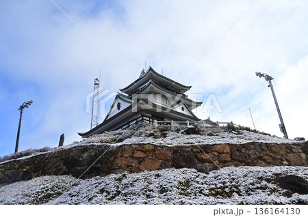天守閣と晴天の雪景色(小牧山城) 天守閣と晴天の雪景色(小牧山城) 136164130