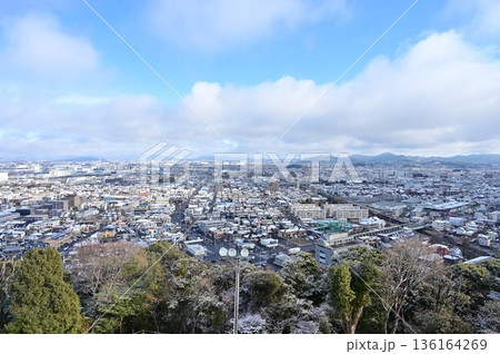 天守から眺める雪景色の犬山方面（小牧山城） 136164269
