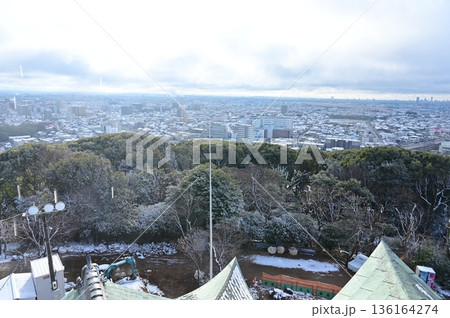 天守から眺める雪景色と小牧山城（名古屋方面） 136164274