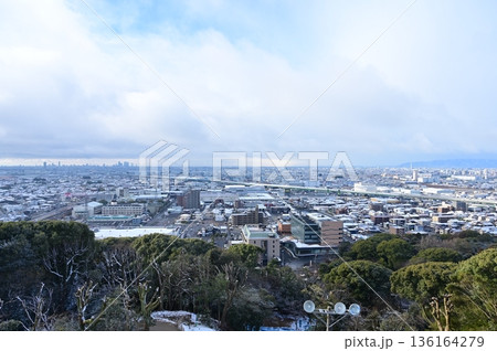 天守から眺める雪景色と小牧山城（名古屋方面） 136164279
