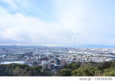 天守から眺める雪景色と小牧山城(名古屋方面) 天守から眺める雪景色と小牧山城(名古屋方面) 136164280